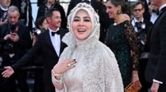 Pamer Foto Bareng Angelina Jolie di Cannes, Syahrini Dicap Bak Warlok Minta Foto Bareng Bule
