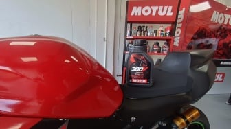 Motul 300V Terbaru Dikembangkan dari Dunia Balap untuk Motor Harian