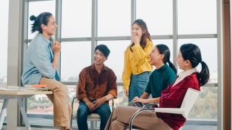 4 Tanda Kamu Punya Aura Positif, Bikin Orang Lain Tertarik!