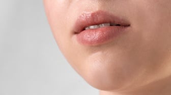 5 Rekomendasi Lip Serum Terbaik, Bibir Lembap Auto Merah Alami