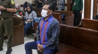 Mantan Ketua Pengadilan Negeri (PN) Surabaya Rudi Suparmono saat menjalani sidang dakwaan di Pengadilan Tipikor, Jakarta, Senin (19/5/2025). [Suara.com/Alfian Winanto]
