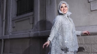 Ada Nama Orang Lain di Piala Syahrini, Publik Bingung: Diklaim atau Awards Baru?