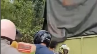 Fakta Mengejutkan di Balik Penjarahan Sembako dari Truk Kecelakaan di Jalintim