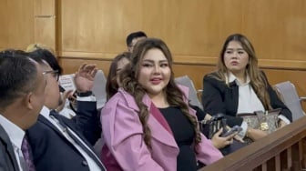 Hadiri Sidang Perdana Gugatan Perdata Terhadap Ridwan Kamil di PN Bandung, Lisa Mariana Minta Doa