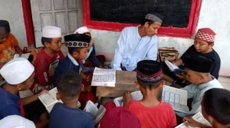 Puluhan Ribu Ayat, Satu Tujuan: Ketika Netizen Bersatu Bantu Guru Ngaji di Pelosok Negeri
