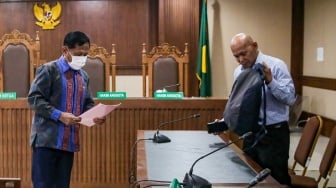 Mantan Ketua Pengadilan Negeri (PN) Surabaya Rudi Suparmono saat menjalani sidang dakwaan di Pengadilan Tipikor, Jakarta, Senin (19/5/2025). [Suara.com/Alfian Winanto]
