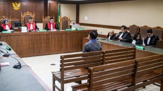 Mantan Ketua Pengadilan Negeri (PN) Surabaya Rudi Suparmono saat menjalani sidang dakwaan di Pengadilan Tipikor, Jakarta, Senin (19/5/2025). [Suara.com/Alfian Winanto]

