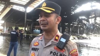 Kebakaran Pabrik Karet di Padang: 17 Jam Proses Pemadaman Api, Tim Inafis Olah TKP!