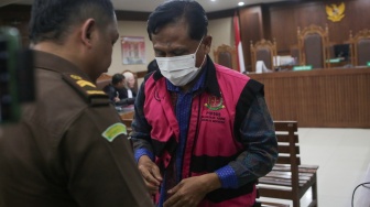 Mantan Ketua Pengadilan Negeri (PN) Surabaya Rudi Suparmono usai menjalani sidang dakwaan di Pengadilan Tipikor, Jakarta, Senin (19/5/2025). [Suara.com/Alfian Winanto]
