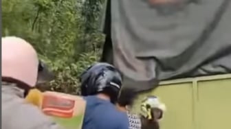 Bukan Ditolong! Truk Bawa Sembako Kecelakaan di Banyuasin Malah Dijarah, Sopir Kabur