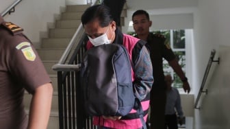 Mantan Ketua Pengadilan Negeri (PN) Surabaya Rudi Suparmono saat akan menjalani sidang dakwaan di Pengadilan Tipikor, Jakarta, Senin (19/5/2025). [Suara.com/Alfian Winanto]
