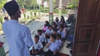 Miris! Tiga Tahun Puluhan Siswa SD di Pandeglang Belajar di Teras Sekolah