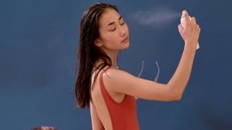 Cara Pakai Sunscreen Spray yang Benar menurut Ahli Skincare, Jangan Lakukan Kesalahan Ini!