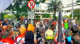 Ribuan Ojol Penuhi Jalanan Surabaya, Program Hemat Dinilai Rugikan Mitra
