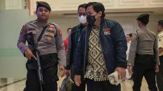 Petugas KPK bersama polisi berjalan keluar usai melakukan penggeledahan di Kantor Kementerian Ketenagakerjaan, Jakarta, Selasa (20/5/2025). [ANTARA FOTO/Fauzan/nym]