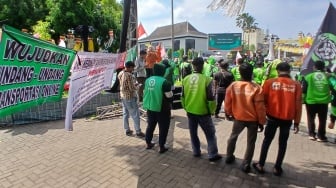 Ratusan Driver Ojol Gelar Unjuk Rasa di DPRD dan Balai Kota Solo