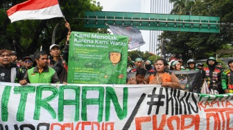 Sejumlah pengemudi ojek daring (ojol) melakukan aksi demonstrasi di kawasan Patung Kuda, Jakarta, Selasa (20/5/2025). [ANTARA FOTO/Muhammad Adimaja/foc]