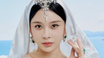 Dianggap Terlalu Vulgar, 7 Potret Busana Zhao Yingzi yang Membuatnya Diusir dari Cannes 2025