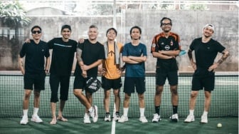 Diracuni Desta, 9 Potret Anak Band Main Padel Bareng Ariel, Duta, hingga Eross