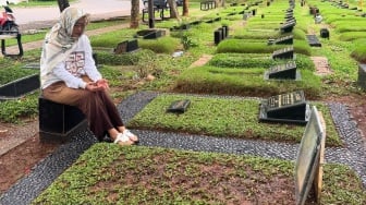 Inul Daratista Ziarah ke Makam Titiek Puspa di Hari ke-40: Nggak Ada yang Diajak Ngobrol Lama Lagi