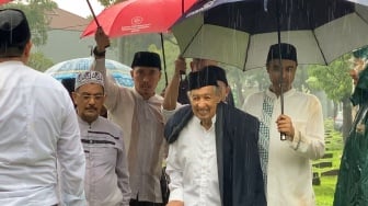 Hujan Deras Iringi Pemakaman Suami Najwa Shihab, Quraish Shihab: Ini Tanda Rahmat Tuhan