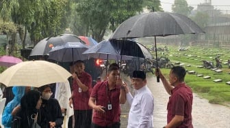 Diiringi Hujan Deras, Najwa Shihab Absen di Pemakaman Suami