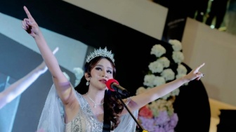 8 Potret Mayang Lucyana Manggung Pakai Gaun Pengantin, Bikin Pangling!