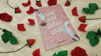 Saat Kita Jatuh Cinta: Tentang Luka yang Mengajari Kita Mencinta Lagi