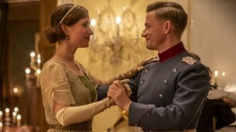 Review Film The Kiss: Antara Cinta, Belas Kasih dan Beban Jadi Orang Terhormat