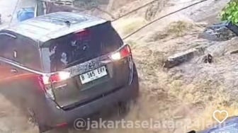 Tembok Gedung Dinas SDA Jaksel Jebol usai Jakarta Diguyur Hujan Deras, Air Luber ke Jalanan