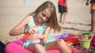 Kapan Sebaiknya Anak Mulai Pakai Sunscreen? Ini Usia yang Pas menurut Dokter Kulit