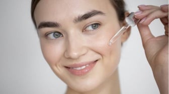 9 Rekomendasi Serum Mengandung Retinol untuk Atasi Tanda Penuaan, Bye Kerutan!