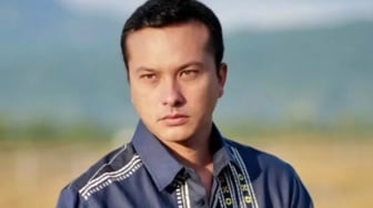 Postingan Terbaru Nicholas Saputra Bikin Heboh, Pose Bertelanjang Dada di Sungai