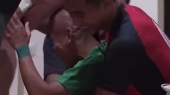Riko Simanjuntak Dikeroyok Pemain Persija, Bajunya Hampir Dibuka