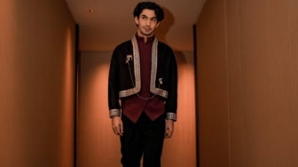 Bikin Heboh! Reza Rahadian Mendadak Jadi Pembawa Berita, Dalam Rangka Apa?