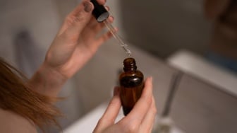 Cegah Tanda Penuaan Dini, Kapan Usia yang Tepat untuk Pakai Retinol?