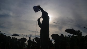 Para aktivis dari Jaringan Solidaritas Korban untuk Keadilan mengikuti Aksi Kamisan ke-862 di depan Istana Merdeka, Jakarta, Kamis (15/5/2025). [Suara.com/Alfian Winanto]
