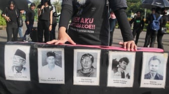 Para aktivis dari Jaringan Solidaritas Korban untuk Keadilan mengikuti Aksi Kamisan ke-862 di depan Istana Merdeka, Jakarta, Kamis (15/5/2025). [Suara.com/Alfian Winanto]
