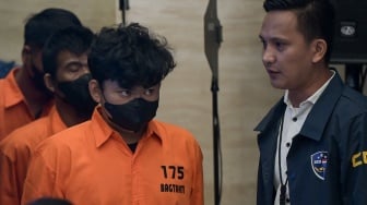Tersangka dihadirkan saat konferensi pers ungkap kasus asusila dan pornografi di Bareskrim Mabes Polri, Jakarta, Rabu (21/5/2025). [ANTARA FOTO/Fauzan/bar]