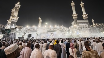 Jamaah calon haji dari berbagai negara menunaikan Shalat Isya berjamaah di Masjidil Haram, Makkah, Arab Saudi, Selasa (20/5/2025). [ANTARA FOTO/Andika Wahyu/foc]
