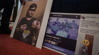 Petugas kepolisian merapihkan barang bukti usai konferensi pers ungkap kasus asusila dan pornografi di Bareskrim Mabes Polri, Jakarta, Rabu (21/5/2025). [ANTARA FOTO/Fauzan/bar]
