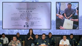 Direktur Tindak Pidana Umum (Dirtipidum) Bareskrim Polri Brigjen Pol. Djuhandhani Rahardjo Puro (keempat kanan) bersama Karopenmas Divisi Humas Polri Brigjen Pol Trunoyudo Wisnu Andiko (kedua kiri) dan Kepala Pusat Laboratorium Forensik (Kapuslabfor) Bareskrim Polri Brigjen Pol. Sudjarwoko (kedua kanan) memberikan keterangan saat konferensi pers tentang hasil penyelidikan pengaduan masyarakat tentang dugaan tindak pidana terkait ijazah Presiden ke-7 RI Joko Widodo di Bareskrim Mabes Polri, Jakarta, Kamis (22/5/2025). [ANTARA FOTO/Fauzan/tom]