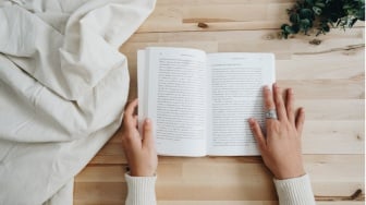 Buku Mahal, Gaji Kecil: Apakah Membaca Hanya untuk yang Punya Uang?