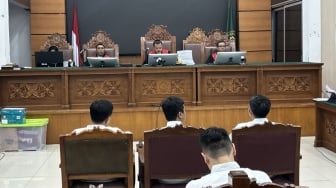Bongkar Kasus Judol Kominfo, Polisi Temukan Senjata Api dan Dolar saat Geledah Rumah Zulkarnaen