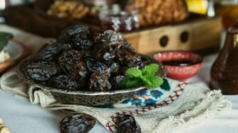 4 Perbedaan Kurma Ajwa Asli dan Palsu untuk Oleh-Oleh Haji, Awas Tertipu!