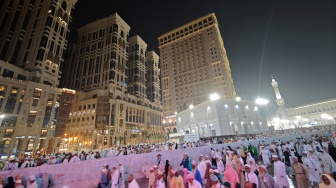 Jamaah calon haji dari berbagai negara berjalan pulang ke hotel seusai menunaikan Shalat Isya berjamaah di Masjidil Haram, Makkah, Arab Saudi, Selasa (20/5/2025). [ANTARA FOTO/Andika Wahyu/foc]