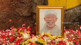 Kondisi Makam Pelawak Qomar Disebut Peziarah Tak Terawat, Pertanyakan Peran Keluarga