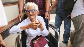 Nenek 92 Tahun Lambaikan Tangan dari Kursi Roda Saat Jadi Pesakitan di PN Denpasar