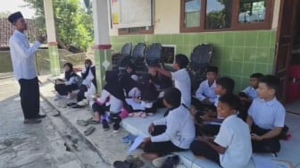 Puluhan Siswa SD di Pandeglang Tiga Tahun Belajar di Teras Sekolah, Kadindikpora Ngaku Belum Tahu