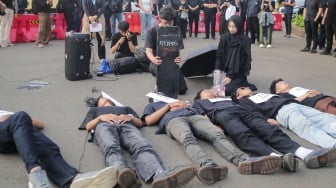 Para aktivis dari Jaringan Solidaritas Korban untuk Keadilan menggelar aksi teaterikal saat mengikuti Aksi Kamisan ke-862 di depan Istana Merdeka, Jakarta, Kamis (15/5/2025). [Suara.com/Alfian Winanto]
